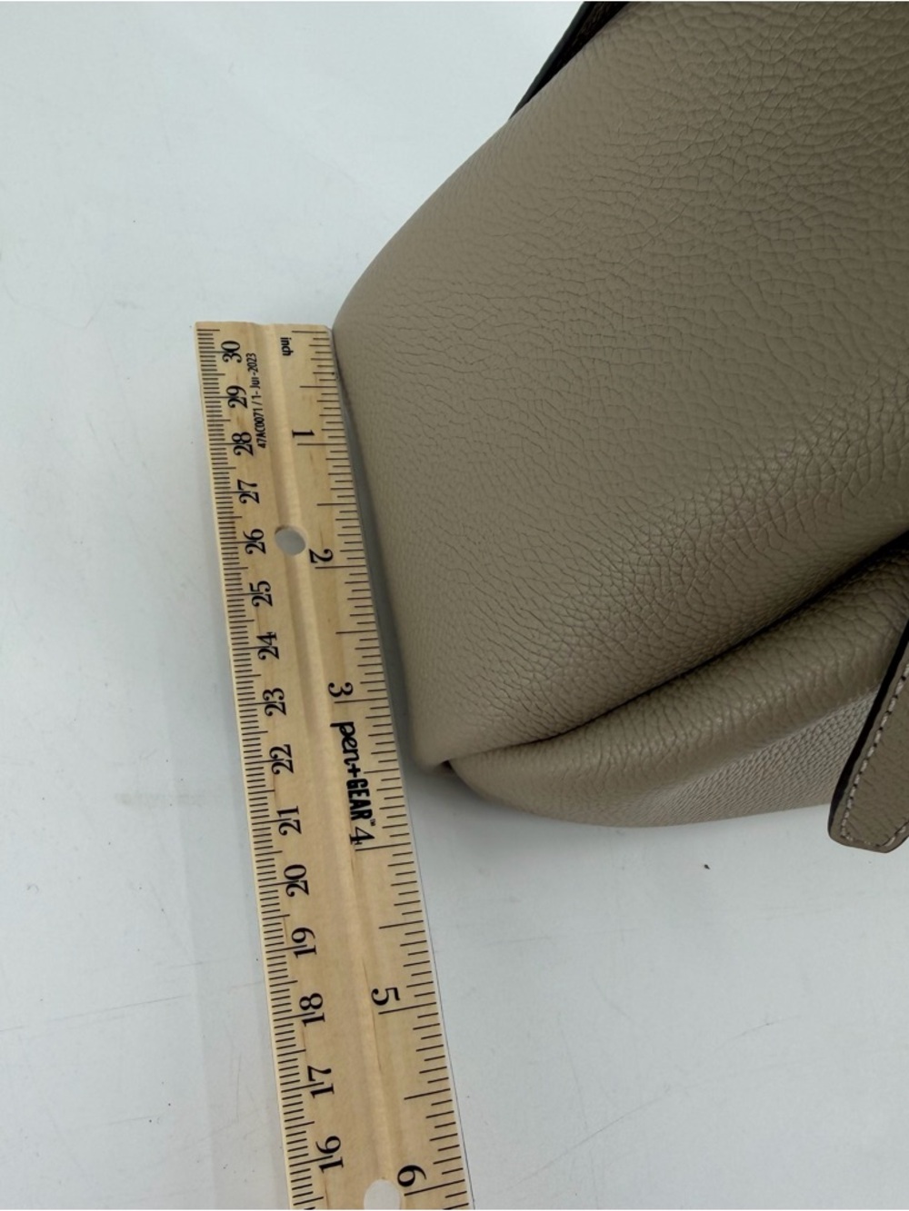 EUC! Tory Burch Romy Bucket Bag Pebbled Leather Purse Crossbody Taupe Beige - Picture 5 of 10